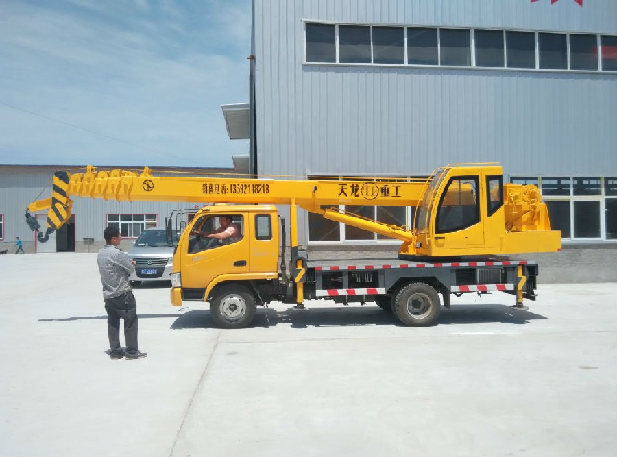 新天龙6吨黄色唐骏汽车起重机